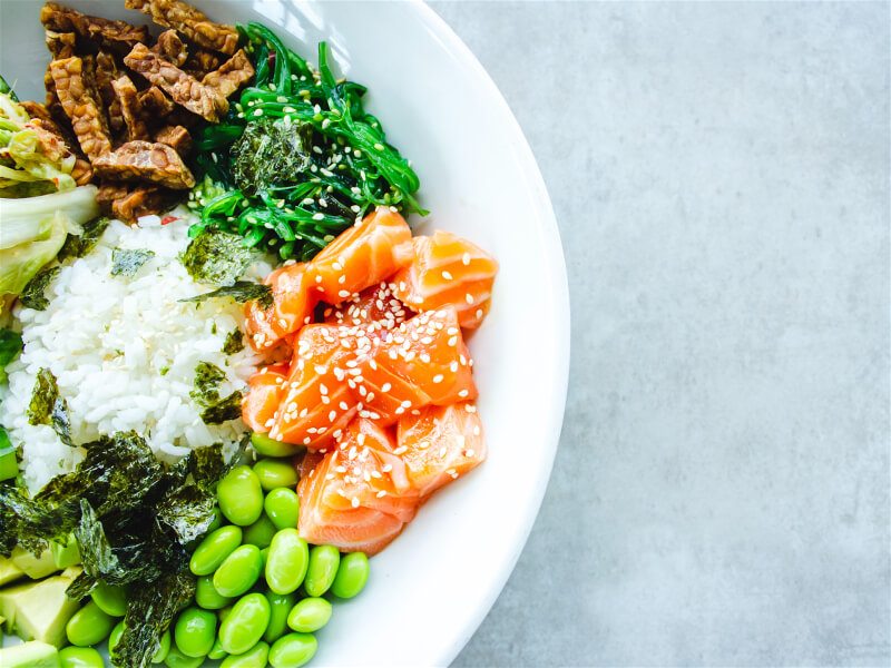 prato saudável com salmão, arroz e alimentos verdes