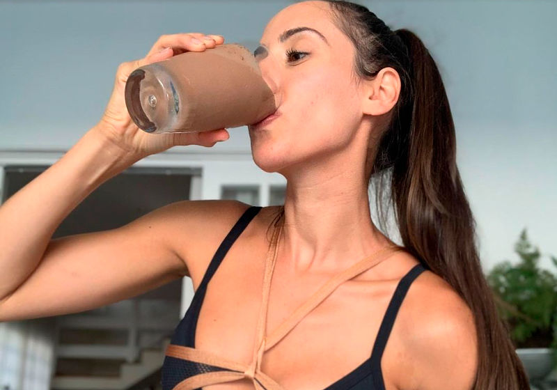 mulher bebendo shake fitness