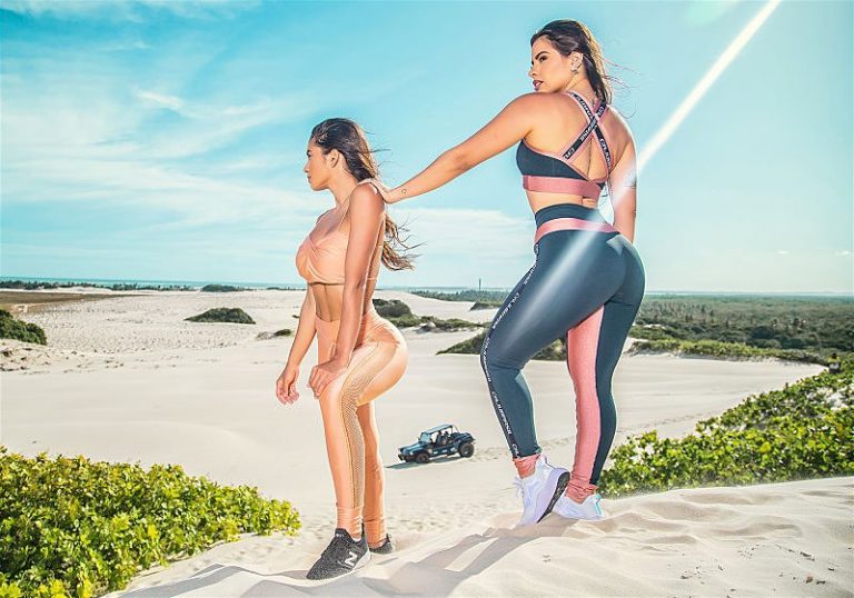 duas mulheres usando roupa fitness na praia