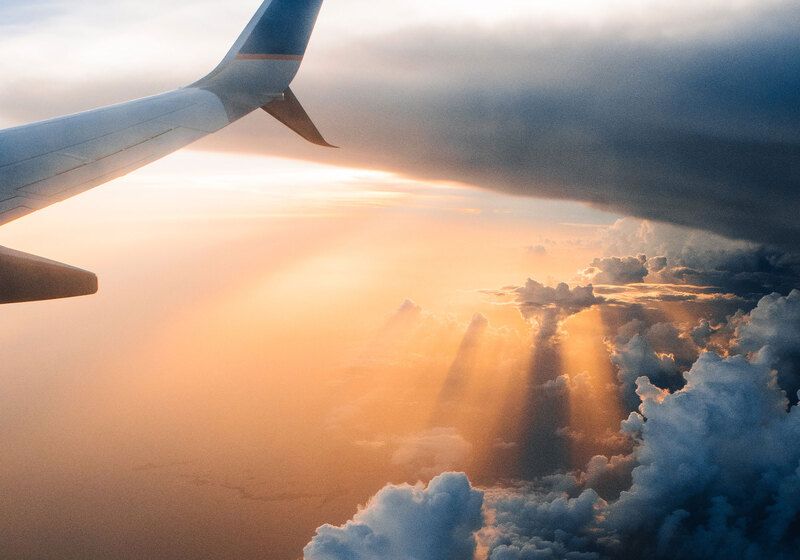 foto de aviao voando e nuvens ao fundo