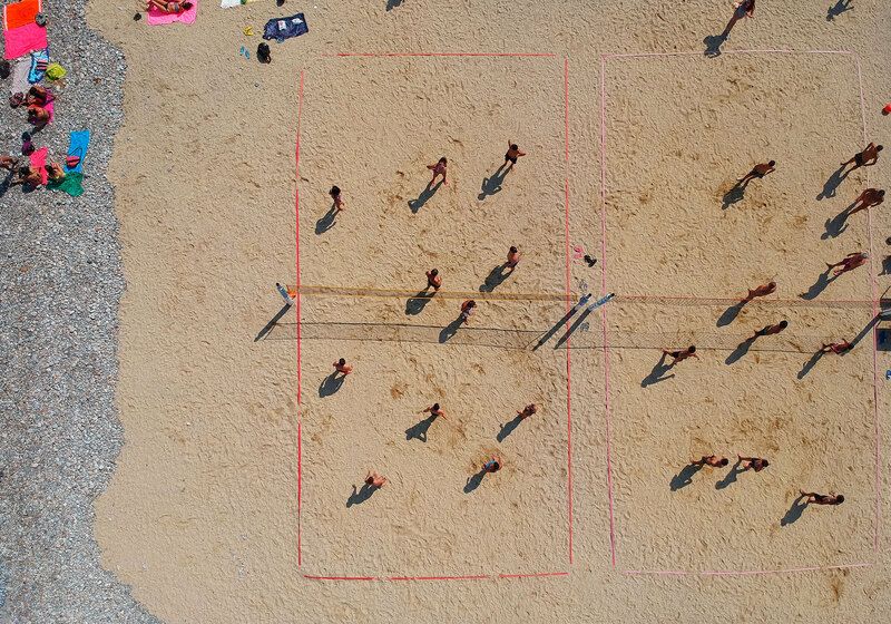 foto aerea de duas quadras de volei de praia