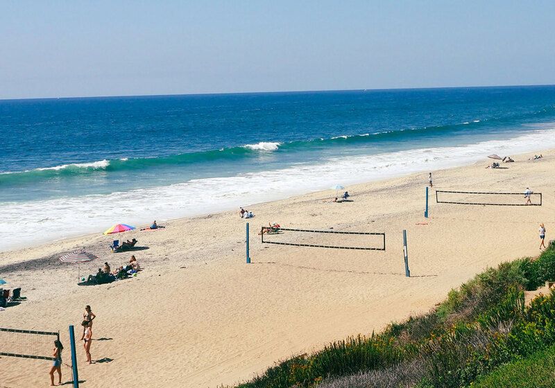 foto de varias quadras de volei de praia e mar ao lado