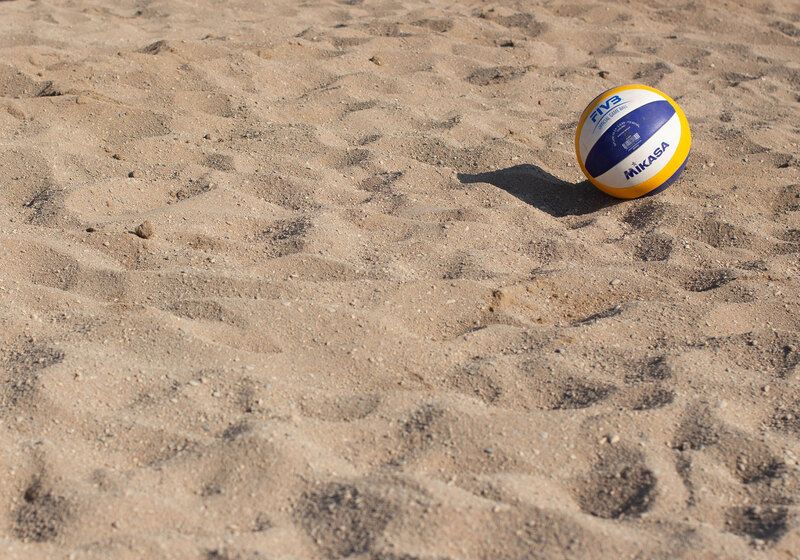 Jogador de voleibol com bola na quadra de vôlei