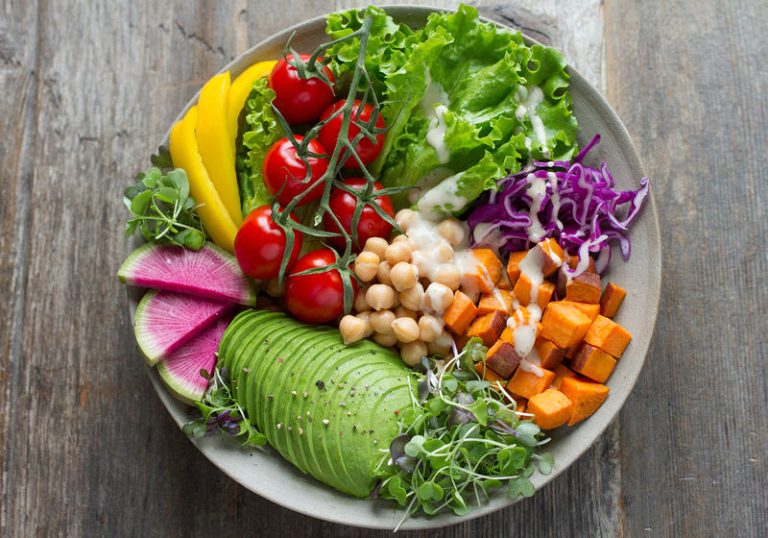 foto de prato com varios legumes e frutas dentro