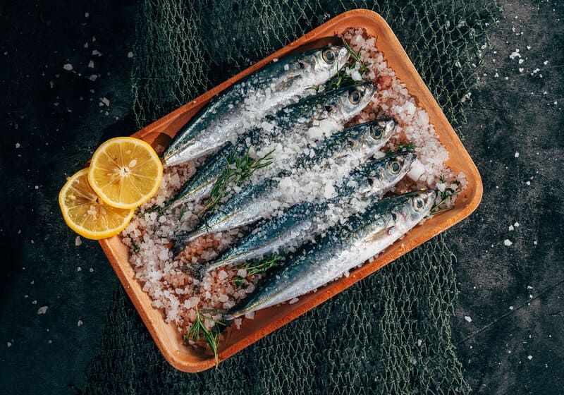 sardinhas na bandeja com sal em cima e limao