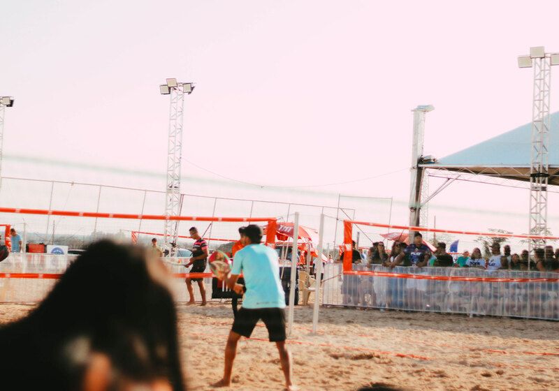 pessoas jogando beach tennis no campeonato cajubrasil