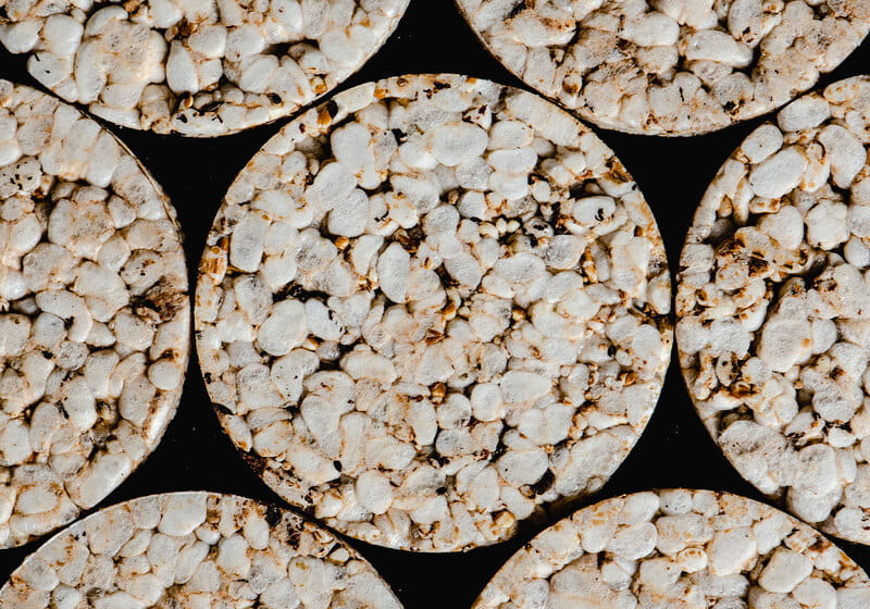 Imagem em destaque de bolachas de arroz saudáveis