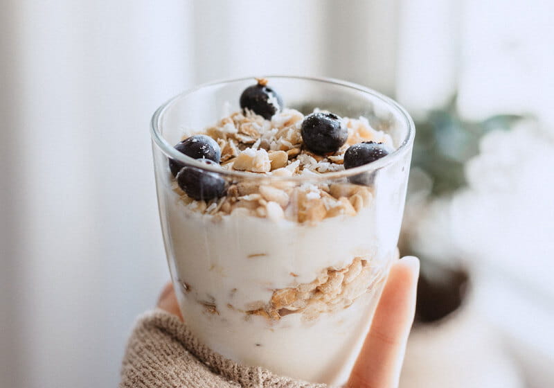 Imagem de granola com iogurte