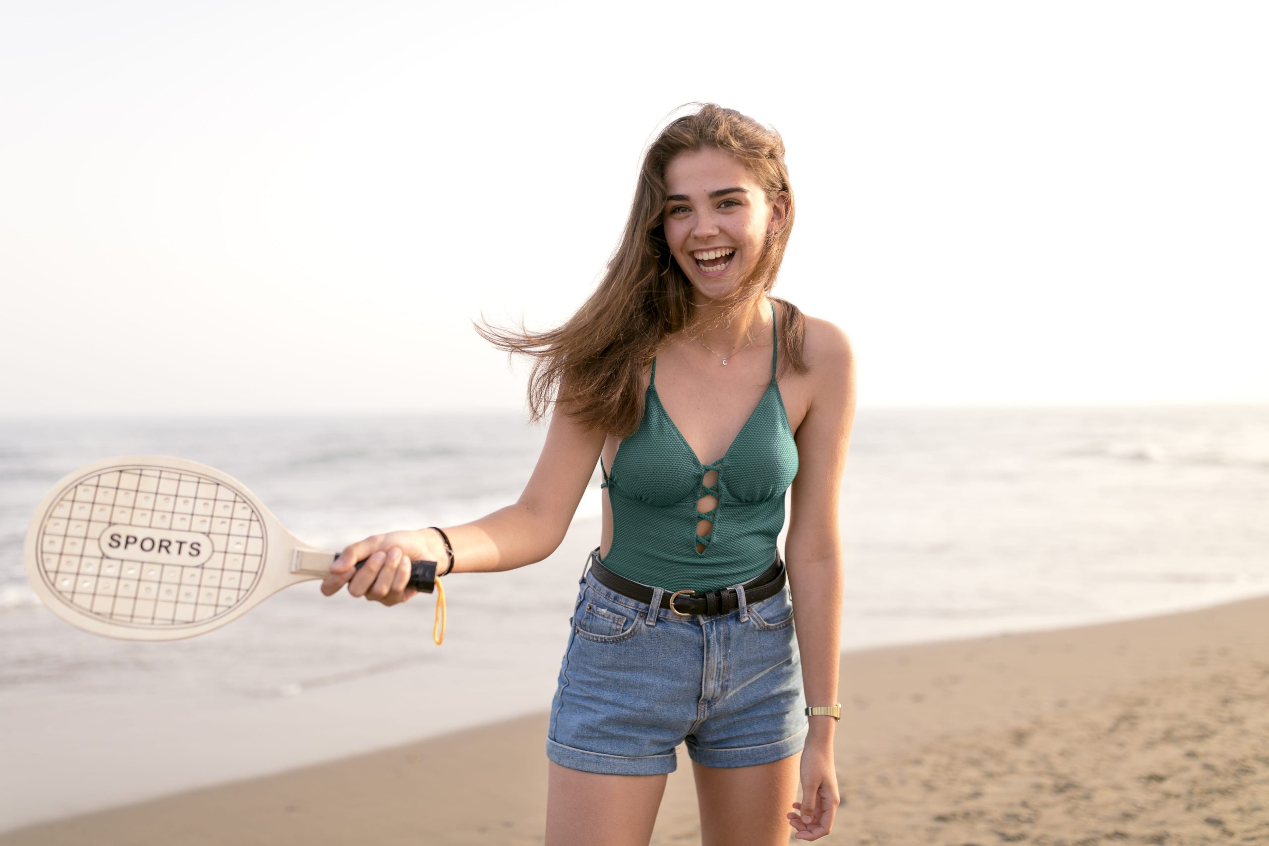 menina jogando tenis