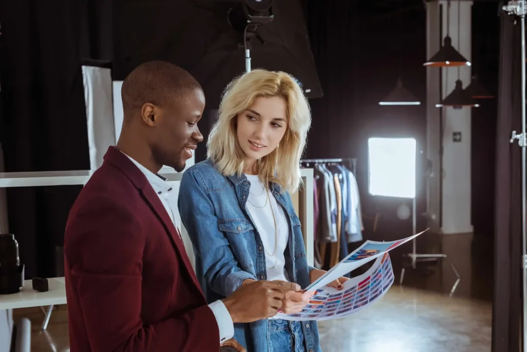 Um homem e uma mulher analisando um catálogo de roupas fitness