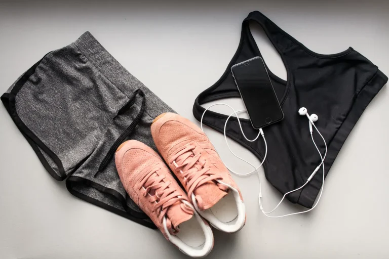 Conjunto de roupas esportivas, tênis rosa e acessórios em flat lay, ótima maneira de como tirar fotos de roupas para vender