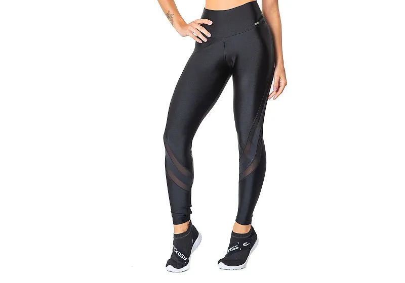Legging preta em tecido para legging de lycra, com brilho discreto e transparências estratégicas para treinos intensos
