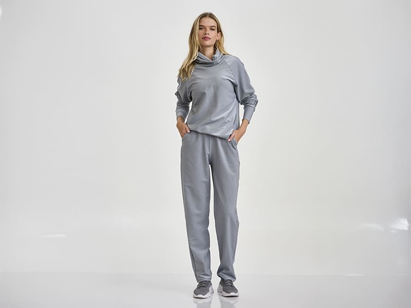 Mulher usando conjunto de moletom cinza