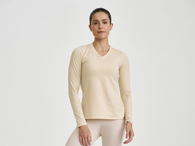 Modelo usando camiseta de manga longa bege
