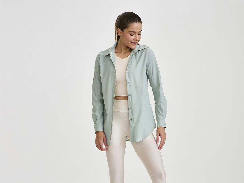 Mulher usando camisa azul clara e legging branca