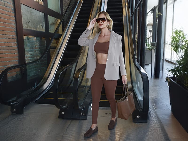 Mulher estilosa em escada rolante com look moderno