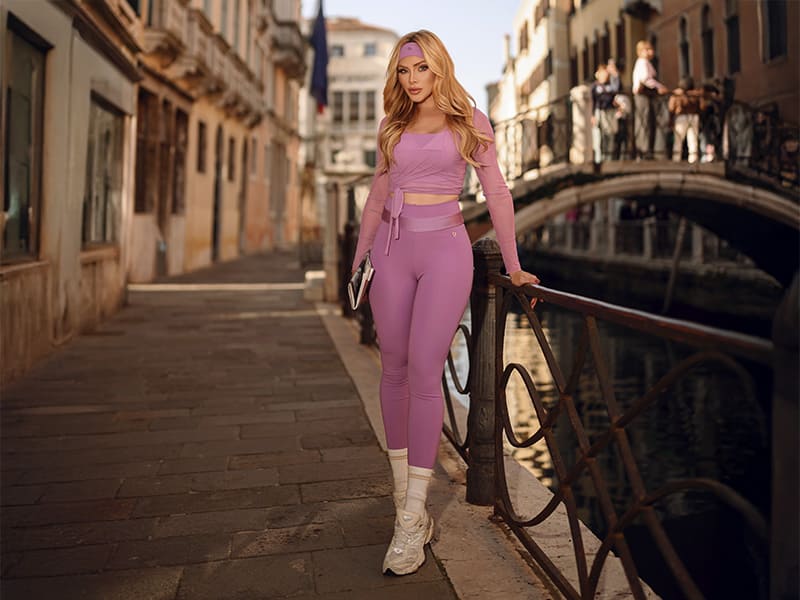 Mulher vestindo roupa rosa em canal veneziano