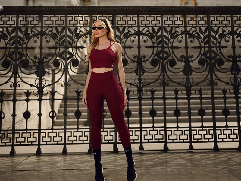 Modelo usando outfit esporte vermelho em fundo elegante
